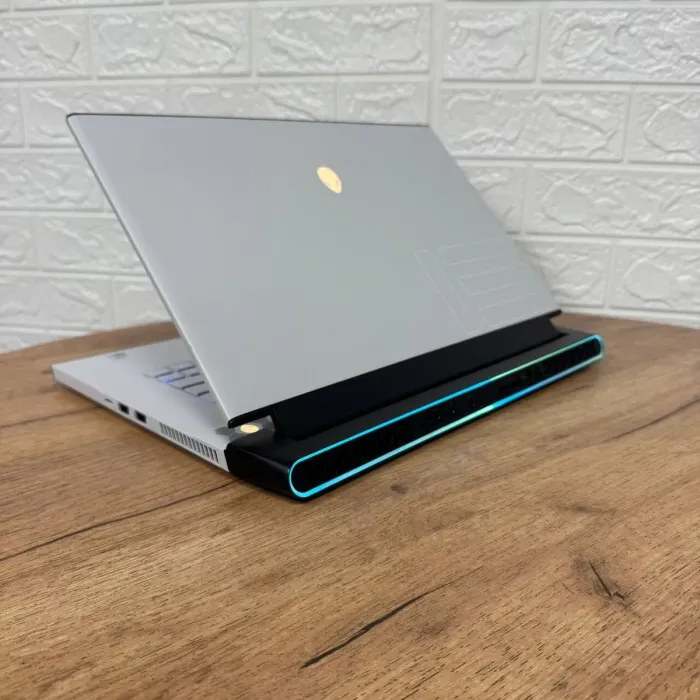 Ігровий ноутбук Dell Alienware m15 R4 White / 15.6" (1920x1080) IPS / Intel Core i7-10870H (8 (16) ядер по 2.2 - 5.0 GHz) / 32 GB DDR4 / 512 GB SSD / nVidia GeForce RTX 3070, 8 GB GDDR6, 256-bit / WebCam б/в - зображення 6