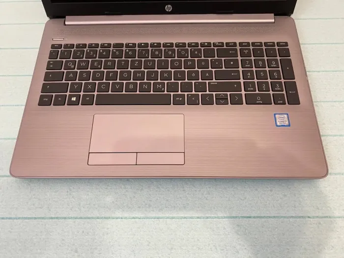 Ноутбук HP 250 G7 / 15.6" (1920x1080) IPS / Intel Core i7-8565U (4 (8) ядра по 1.8 - 4.6 GHz) / 16 GB DDR4 / 256 GB SSD / Intel UHD Graphics 620 / WebCam / DVD-RW / HDMI б/в - зображення 4