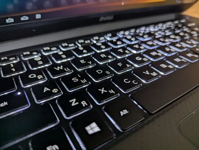 Мобільна робоча станція Б-класу Dell Precision 5520 / 15,6" (1920x1080) IPS / Intel Xeon E3-1505M v5 (4 (8) ядра по 2,8 - 3,7 ГГц) / 16 ГБ DDR4 / 512 ГБ SSD / nVidia Quadro M1200, 4 ГБ GDDR5, 128-біт / Windows 10 б/в - зображення 8