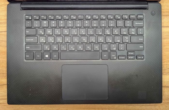 Ігровий ноутбук Dell XPS 15 9560 / 15,6" (3840x2160) IPS Touch / Intel Core i7-7700HQ (4 (8) ядра по 2,8 - 3,8 ГГц) / 32 ГБ DDR4 / 1000 ГБ SSD / nVidia Geforce GTX 1050, 4 ГБ GDDR5, 128-біт / HDMI / Windows 10 б/в - зображення 3