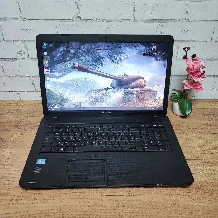 Ноутбук Б-клас Toshiba Satellite C870-182 / 17.3" (1600x900) TN / Intel Core i3-2328M (2 (4) ядра по 2.2 GHz) / 8 GB DDR3 / 128 GB SSD / Intel HD Graphics 3000 / WebCam / DVD-ROM б/в - зображення 2