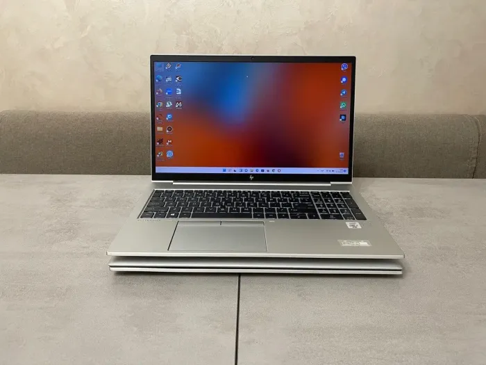 Ультрабук HP EliteBook 850 G7 / 15.6" (1920x1080) IPS / Intel Core i7-10610U (4 (8) ядра по 1.8 - 4.9 GHz) / 16 GB DDR4 / 256 GB SSD M.2 / Intel UHD Graphics / WebCam б/в - зображення 2