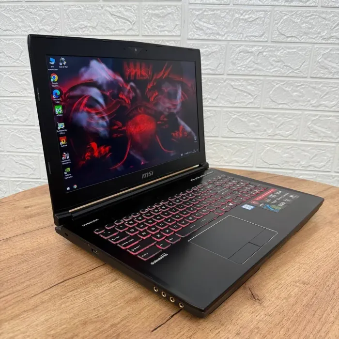 Ігровий ноутбук MSI GT62VR 7RE Dominator Pro / 15.6" (1920x1080) IPS / Intel Core i7-7700HQ (4 (8) ядра по 2.8 - 3.8 GHz) / 16 GB DDR4 / 256 GB SSD M.2 + 1000 GB HDD / nVidia GeForce GTX 1070, 8 GB GDDR5, 256-bit / WebCam б/в - зображення 3