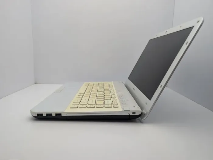 Ноутбук Sony VPCEA / 14" (1366x768) TN / Intel Core i3-350M (2 (4) ядра по 2.2 GHz) / 6 GB DDR3 / 320 GB HDD / Intel HD Graphics / WebCam / DVD-ROM б/в - зображення 5