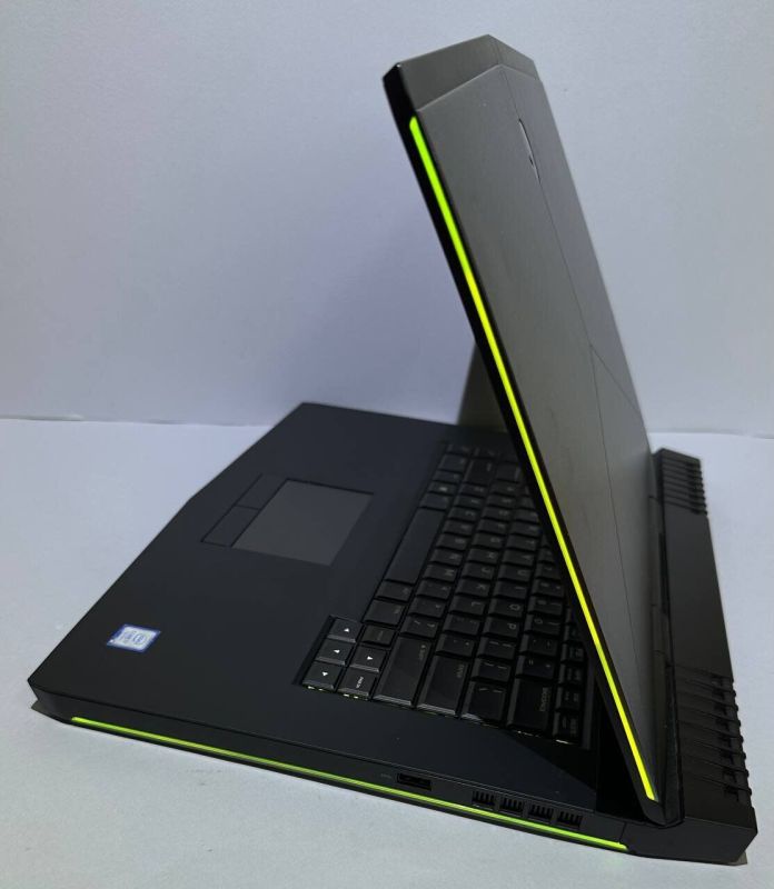 Ігровий ноутбук Dell Alienware 15 R3 / 15.6" (3840x2400) IPS / Intel Core i7-7700HQ (4 (8) ядра по 2.8 - 3.8 GHz) / 32 GB DDR4 / 512 GB SSD + 1000 GB HDD / nVidia GeForce GTX 1070, 8 GB GDDR5, 256-bit / WebCam / Win 11 Pro б/в - зображення 5