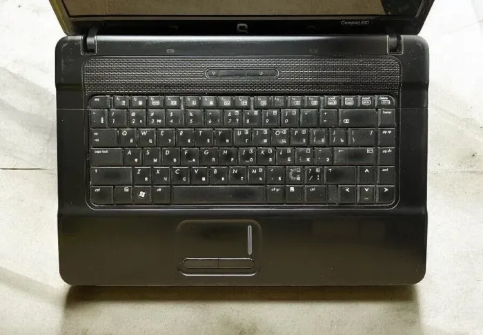Ноутбук Б-клас HP Compaq 610 / 15.6" (1366x768) TN / Intel Core 2 Duo T5870 (2 ядра по 2.0 GHz) / 2 GB DDR2 / 120 GB SSD / Intel GMA X3100 Graphics / WebCam / АКБ не тримає б/в - зображення 4