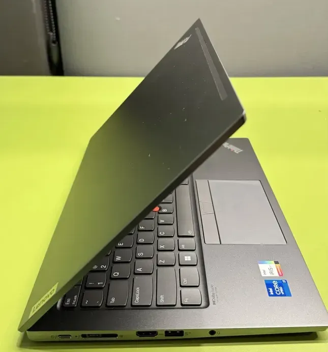 Ультрабук Lenovo Thinkpad T14s / 14" (1920x1080) IPS Touch / Intel Core i7-1165G7 (4 (8) ядра по 2.8 - 4.7 GHz) / 16 GB DDR4 / 512 GB SSD / Intel Iris Xe Graphics / WebCam / Windows 11 Pro Lic б/в - зображення 8
