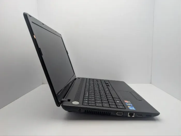 Ноутбук Acer eMachines E732 / 15.6" (1366x768) TN / Intel Core i3-370M (2 (4) ядра по 2.4 GHz) / 6 GB DDR3 / 500 GB HDD / AMD Radeon HD 5470, 512 MB GDDR5, 64-bit / WebCam / DVD-ROM б/в - зображення 4
