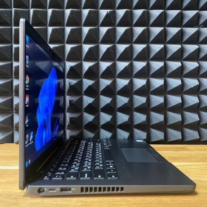 Ультрабук Dell Latitude 5400 / 14" (1920x1080) IPS Touch / Intel Core i5-8365U (4 (8) ядра по 1.6 - 4.1 GHz) / 16 GB DDR4 / 256 GB SSD / Intel UHD Graphics 620 / WebCam б/в - зображення 3