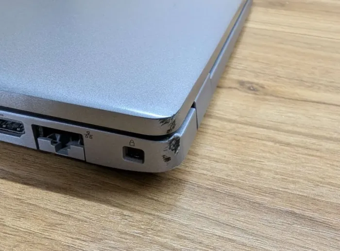 Ультрабук Б-клас Dell Latitude 5410 / 14" (1920x1080) IPS / Intel Core i5-10310U (4 (8) ядра по 1.7 - 4.4 GHz) / 8 GB DDR4 / 256 GB SSD / Intel UHD Graphics / WebCam / TouchID / Windows 10 б/в - зображення 3