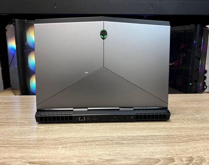Ігровий ноутбук Dell Alienware 15 R3 / 15.6" (1920x1080) IPS / Intel Core i5-8300H (4 (8) ядра по 2.3 - 4.0 GHz) / 8 GB DDR4 / 256 GB SSD / nVidia GeForce GTX 1070, 8 GB GDDR5, 256-bit / WebCam б/в - зображення 8