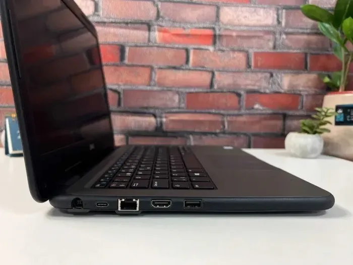 Ультрабук Dell Latitude 3310 / 13.3" (1366x768) TN / Intel Core i5-8265U (4 (8) ядра по 1.6 - 3.9 GHz) / 8 GB DDR4 / 256 GB SSD / Intel UHD Graphics / WebCam / Win 10 Pro б/в - зображення 4