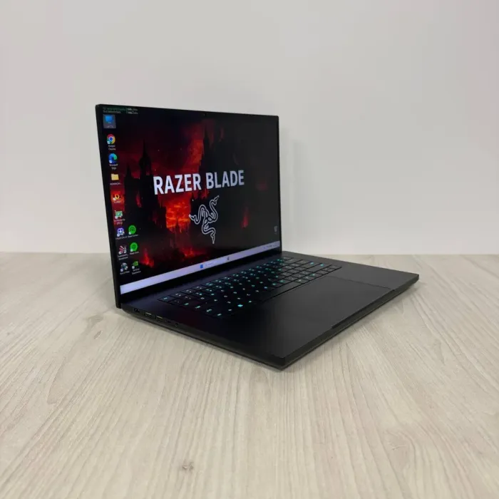 Ігровий ноутбук Razer Blade 16 RZ09-0483 / 16" (2560x1600) MiniLED / Intel Core i9-13950HX (24 (32) ядра по 2,2 - 5,5 ГГц) / 32 ГБ DDR5 / 2000 ГБ SSD NVMe / nVidia GeForce RTX 4090, 16 ГБ GDDR6, 256-біт / WebCam б/в - зображення 4