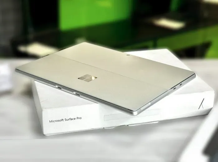 Ультрабук-трансформер Microsoft Surface Pro 11 2076 / 13" (2880x1920) IPS Touch / Snapdragon X Plus X1P-64-100 (10 ядер по 3.4 GHz) / 16 GB DDR5 / 512 GB SSD / Qualcomm Adreno X1-85 Graphics / WebCam / Win 11 Home б/в - зображення 5