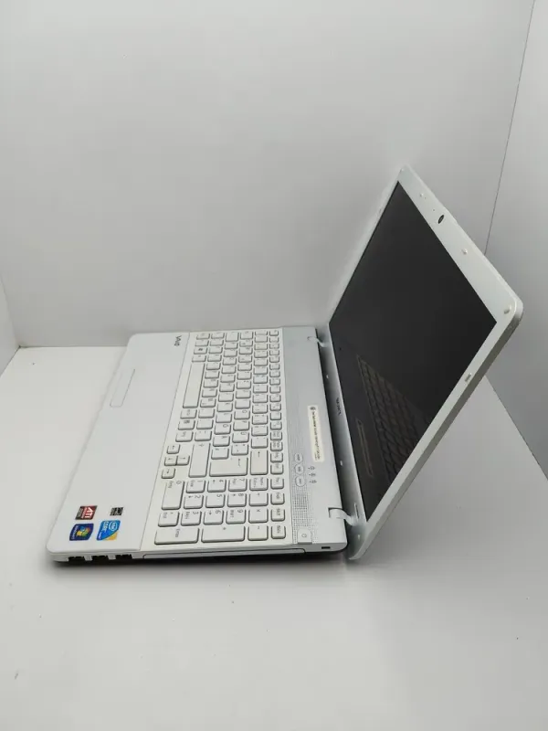 Ноутбук Sony VPC156 / 15.6" (1366x768) TN / Intel Core i3-350M (2 (4) ядра по 2.26 GHz) / 6 GB DDR3 / 320 GB HDD / AMD Mobility Radeon HD 5000 / WebCam б/в - зображення 6