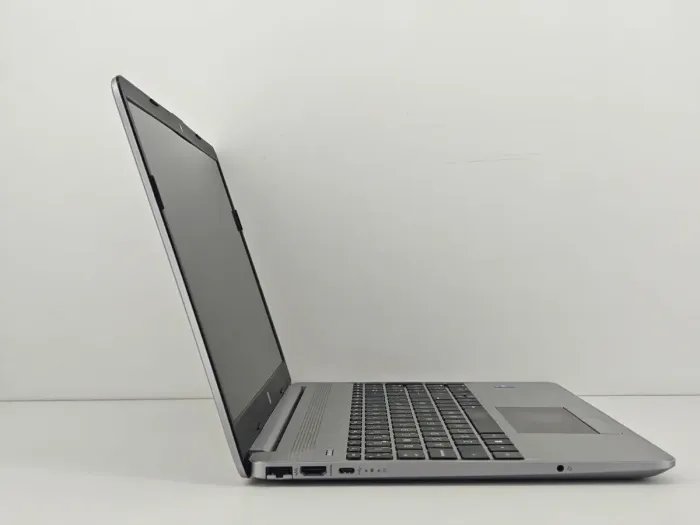 Ультрабук HP 250 G8 / 15.6" (1920x1080) IPS / Intel Core i7-1165G7 (4 (8) ядра по 2.8 - 4.7 GHz) / 16 GB DDR4 / 512 GB SSD / Intel Iris Xe Graphics / WebCam б/в - зображення 4