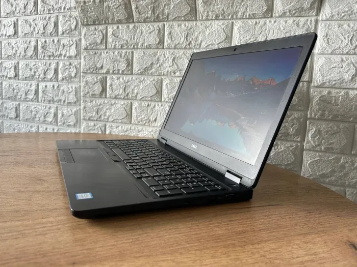 Ноутбук Dell Latitude E5580 / 15.6" (1920x1080) IPS / Intel Core i5-6300U (2 (4) ядра по 2.4-3 GHz) / 8 GB DDR4 / 256 GB SSD / Intel HD Graphics 620 / WebCam / HDMI б/в - зображення 6