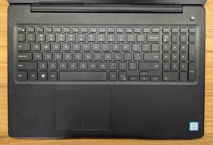 Ноутбук Б-клас Dell Latitude 3590 / 15.6" (1366x768) TN / Intel Core i7-8550U (4 (8) ядра по 1.8 - 4.0 GHz) / 16 GB DDR4 / 480 GB SSD / AMD Radeon 530, 2 GB GDDR5, 64-bit / WebCam / HDMI / Windows 10 б/в - зображення 3