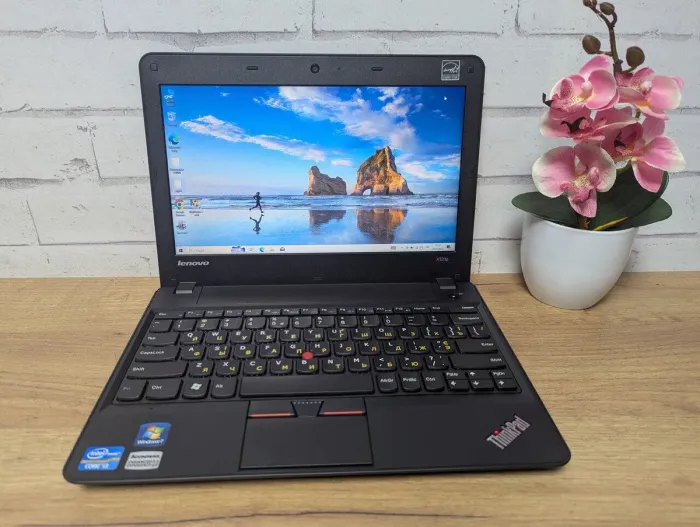 Нетбук Б-клас Lenovo ThinkPad X121e / 11.6" (1366x768) TN / Intel Core i3-2367M (2 (4) ядра по 1.4 GHz) / 8 GB DDR3 / 128 GB SSD / Intel HD Graphics 3000 / WebCam б/в - зображення 2