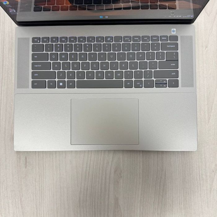 Ноутбук Б-клас Dell Inspiron 16 5620 / 16" (1920x1200) IPS Touch / Intel Core i7-1260U (10 (12) ядер по 1.1 - 4.7 GHz) / 16 GB DDR4 / 512 GB SSD NVMe / nVidia GeForce MX570 A, 2 GB GDDR6, 64-bit / WebCam б/в - зображення 7