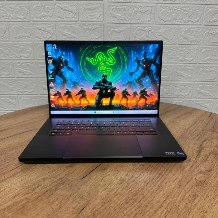 Ігровий ноутбук Razer Blade 16 RZ09-0483 / 16" (3840x2400) MiniLED / Intel Core i9-13950HX (24 (32) ядра по 2.2 - 5.5 GHz) / 32 GB DDR5 / 2000 GB SSD NVMe / nVidia GeForce RTX 4090, 16 GB GDDR6, 256-bit / WebCam б/в - зображення 2
