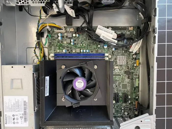 Комп'ютер Б-клас Lenovo ThinkCentre M700 SFF / Intel Core i5-6500 (4 ядра по 3.2 - 3.6 GHz) / 8 GB DDR4 / 256 GB SSD / Intel HD Graphics 530 / DisplayPort б/в - зображення 7