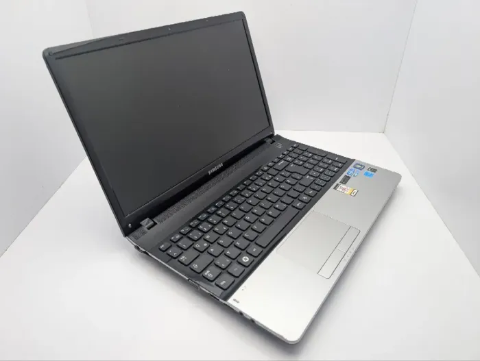 Ноутбук Samsung NP300E5A / 15.6" (1366x768) TN / Intel Core i3-2350M (2 (4) ядра по 2.3 GHz) / 6 GB DDR3 / 320 GB HDD / nVidia GeForce GT 520MX, 1 GB GDDR3, 64-bit / WebCam / DVD-ROM б/в - зображення 6