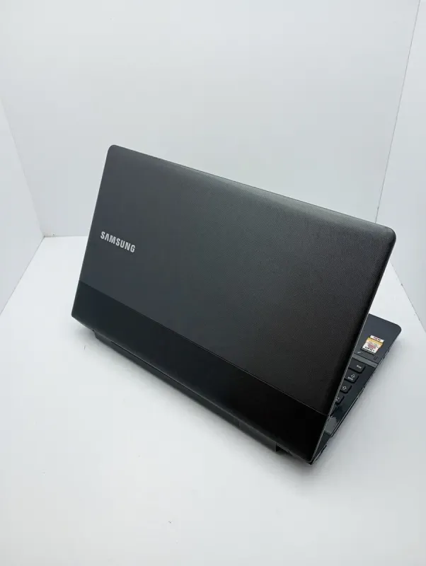 Ноутбук Samsung 300E / 15.6" (1366x768) TN / Intel Core i3-2350M (2 (4) ядра по 2.3 GHz) / 8 GB DDR3 / 500 GB HDD / nVidia GeForce GT 620M, 1 GB DDR3, 128-bit / WebCam б/в - зображення 8