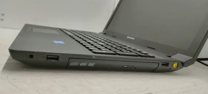 Ноутбук Lenovo B590 / 15.6" (1366x768) TN / Intel Celeron 1000M (2 ядра по 1.8 GHz) / 4 GB DDR3 / 120 GB SSD / nVidia GeForce GT 720M, 1 GB DDR3, 64-bit / WebCam / Без АКБ б/в - зображення 5