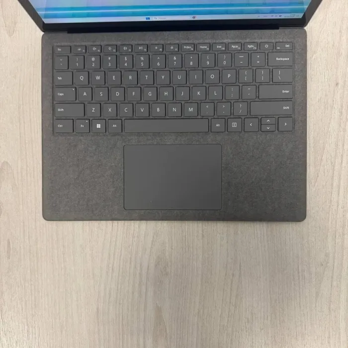 Ультрабук Microsoft Surface Laptop 4 / 13.5" (2256x1504) IPS Touch / AMD Ryzen 5 4680U (6 (12) ядер по 2.2 - 4.0 GHz) / 16 GB DDR4 / 256 GB SSD / AMD Radeon RX Vega 7 Graphics / WebCam б/в - зображення 4