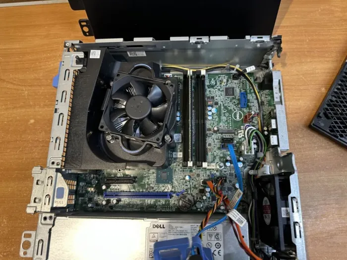 Комп'ютер Dell OptiPlex 7040 SFF / Intel Core i5-6500 (4 ядра по 3.2 -3.6 GHz) / 8 GB DDR4 / 120 GB SSD / Intel HD Graphics 530 / 180W / DVD-RW / DisplayPort / HDMI б/в - зображення 3