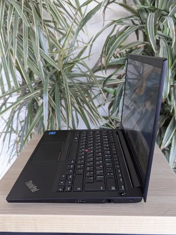 Ультрабук Lenovo ThinkPad E14 Gen 2 / 14" (1920x1080) IPS / Intel Core i5-10210U (4 (8) ядра по 1.6 - 4.2 GHz) / 16 GB DDR4 / 256 GB SSD M.2 / Intel UHD Graphics / WebCam б/в - зображення 6