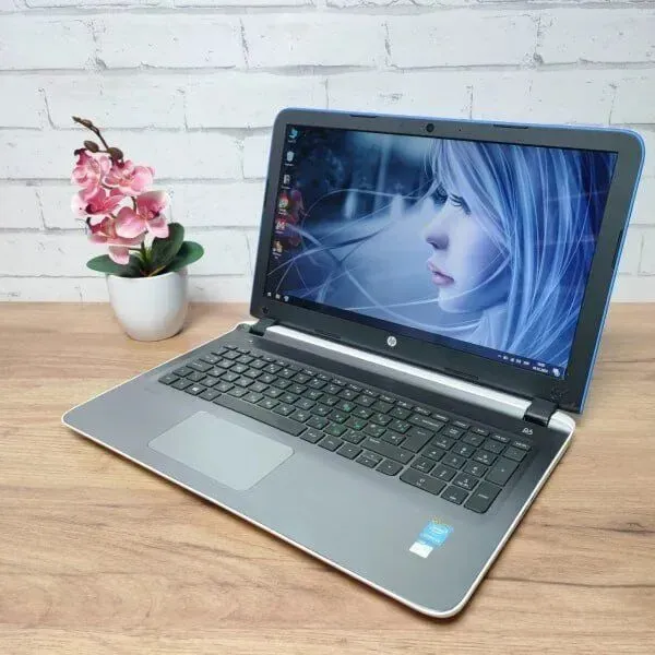 Ноутбук Б-клас HP Pavilion ProtectSmart / 15.6" (1366x768) TN / Intel Core i3-5157U (2 (4) ядра по 2.5 GHz) / 8 GB DDR3 / 128 GB SSD / Intel Iris Graphics 6100 / WebCam / DVD-ROM б/в - зображення 4
