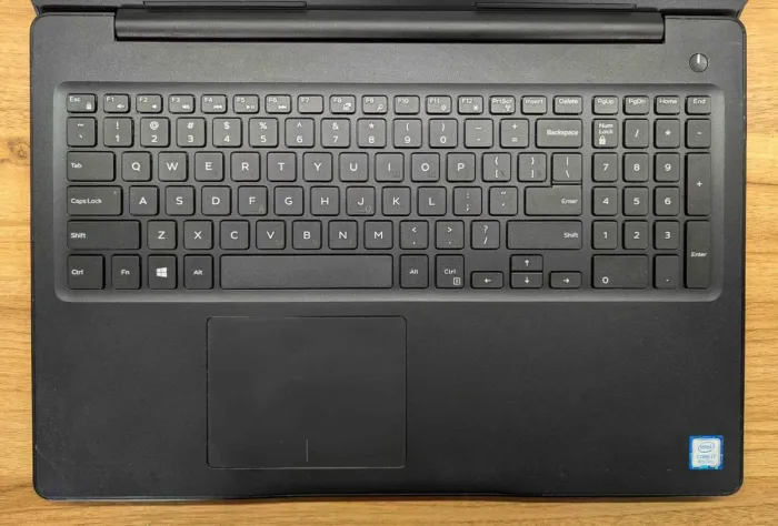 Ноутбук Dell Latitude 3590 / 15.6" (1920x1080) IPS / Intel Core i7-8550U (4 (8) ядра по 1.8 - 4.0 GHz) / 16 GB DDR4 / 480 GB SSD / AMD Radeon 530, 2 GB GDDR5, 64-bit / WebCam / HDMI / Windows 10 б/в - зображення 3