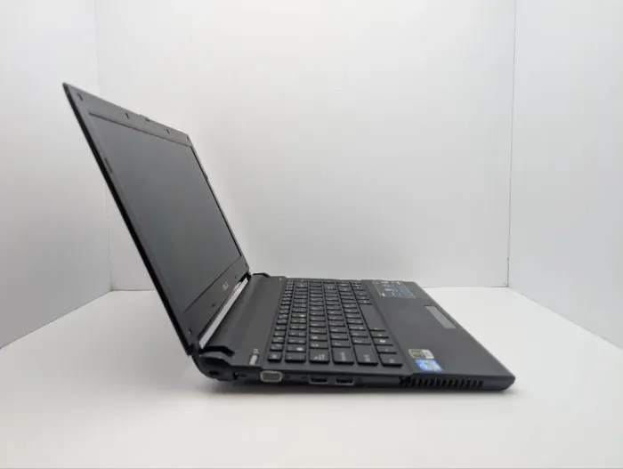 Ноутбук Asus U36S / 13.3" (1366x768) TN / Intel Core i5-2450M (2 ядра по 2.5 - 3.1 GHz) / 6 GB DDR3 / 320 GB HDD / nVidia GeForce 610M, 1 GB GDDR3, 64-bit / WebCam б/в - зображення 4