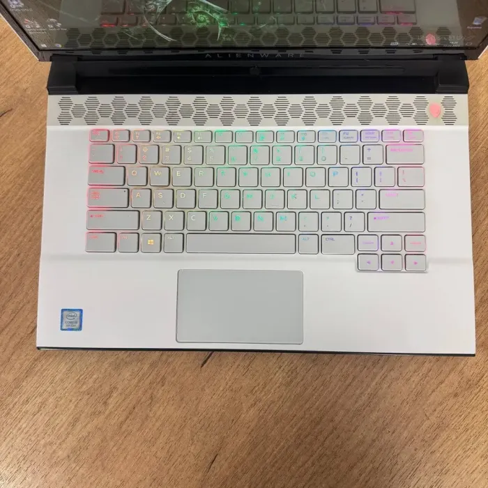 Ігровий ноутбук Б-клас Dell Alienware m15 R2 White / 15.6" (3840x2160) OLED / Intel Core i9-9980HK (8 (16) ядер по 2.4 - 5.0 GHz) / 16 GB DDR4 / 1000 GB SSD / nVidia GeForce RTX 2080 Max-Q, 8 GB GDDR6, 256-bit / WebCam б/в - зображення 7