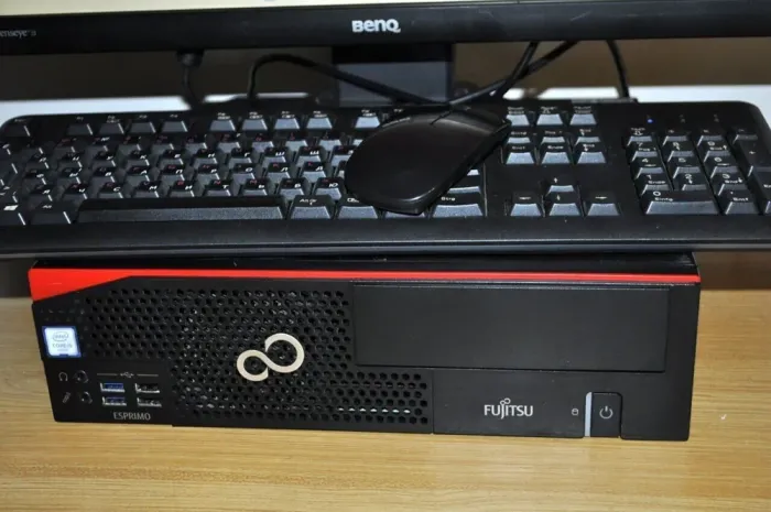 Комплект ПК: Fujitsu Esprimo D757 E90+ SFF / Intel Core i5-6500 (4 ядра по 3.2 - 3.6 GHz) / 8 GB DDR3 / 240 GB SSD NEW / Intel HD Graphics 530 + Монітор Б-клас 22" (1920x1800) TN / VGA / Різні бренди б/в - зображення 3