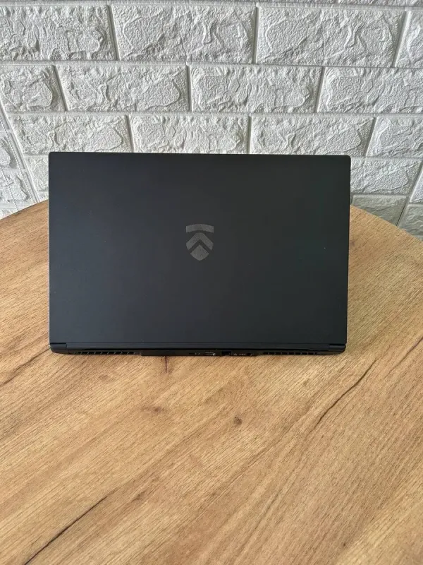 Ігровий ноутбук Eluktronics MAG-15 2070 / 15.6" (1920x1080) IPS / Intel Core i7-9750H (6 (12) ядер по 2.6 - 4.5 GHz) / 16 GB DDR4 / 512 GB SSD / nVidia GeForce RTX 2070 Max-Q, 8 GB GDDR6, 256-bit / WebCam б/в - зображення 3