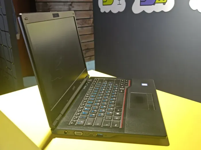 Ноутбук Fujitsu LifeBook E449 / 14" (1920x1080) IPS / Intel Core i3-8130U (2 (4) ядра по 2.2 - 3.4 GHz) / 16 GB DDR4 / 240 GB SSD / Intel UHD Graphics 620 / WebCam / LTE б/в - зображення 4