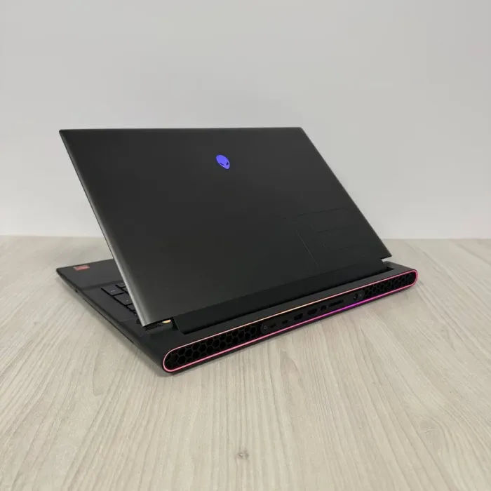 Ігровий ноутбук Dell Alienware m18 R1 / 18" (1920x1200) IPS / AMD Ryzen 9 7845HX (12 (24) ядер по 3.0 - 5.2 GHz) / 32 GB DDR5 / 1000 GB SSD NVMe / nVidia GeForce RTX 4070, 8 GB GDDR6, 128-bit / WebCam б/в - зображення 6
