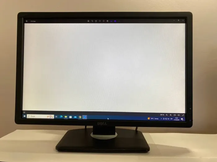 Монітор Широкоформатний Dell Professional P2213t / 22" (1680x1050) TN / DisplayPort, VGA, DVI, USB 2.0 / VESA 100x100 б/в - зображення 3