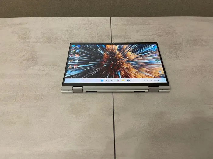 Ноутбук-трансформер Dell Inspiron 7300 2-in-1 / 13.3" (1920x1080) IPS Touch / Intel Core i5-10210U (4 (8) ядер по 1.6 - 4.2 GHz) / 8 GB DDR4 / 32 GB SSD M.2 + 512 GB SSD M.2 / Intel UHD Graphics / WebCam б/в - зображення 5