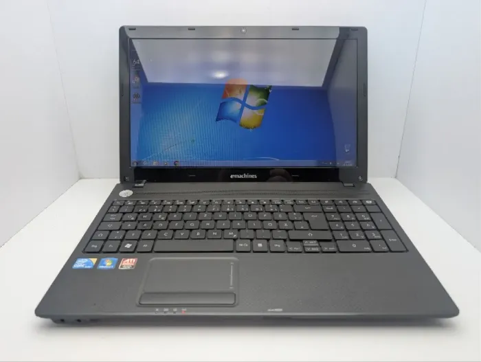 Ноутбук Acer eMachines E732 / 15.6" (1366x768) TN / Intel Core i3-370M (2 (4) ядра по 2.4 GHz) / 6 GB DDR3 / 500 GB HDD / AMD Radeon HD 5470, 512 MB GDDR5, 64-bit / WebCam / DVD-ROM б/в - зображення 2