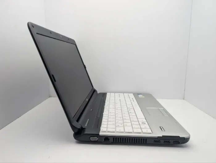 Ноутбук Fujitsu Lifebook A530 / 15" (1366x768) TN / Intel Core i3-370M (2 (4) ядра по 2.4 GHz) / 6 GB DDR3 / 120 GB SSD / Intel HD Graphics / WebCam / DVD-ROM б/в - зображення 4