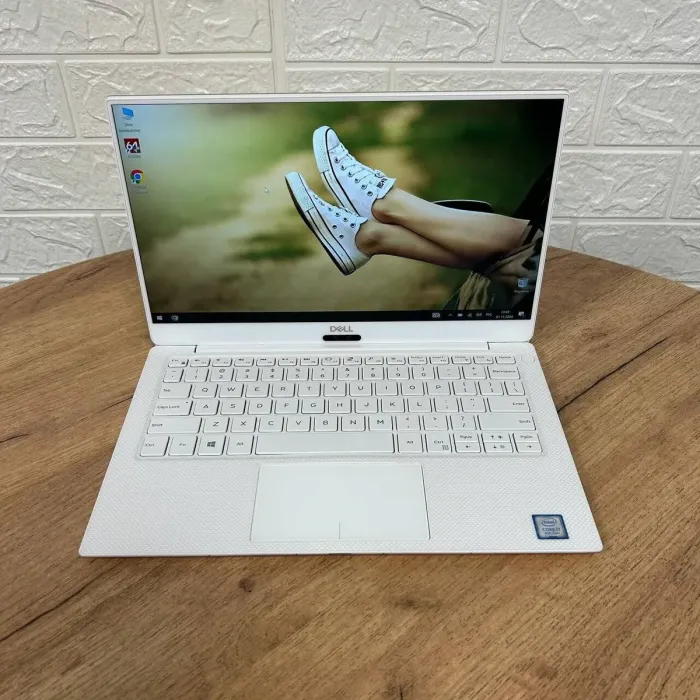 Ультрабук Dell XPS 9370 Rose Gold / 13.3" (3840x2160) IPS Touch / Intel Core i7-8550U (4 (8) ядра по 1.8 - 4.0 GHz) / 8 GB DDR4 / 256 GB SSD / Intel UHD Graphics 620 / WebCam б/в - зображення 2