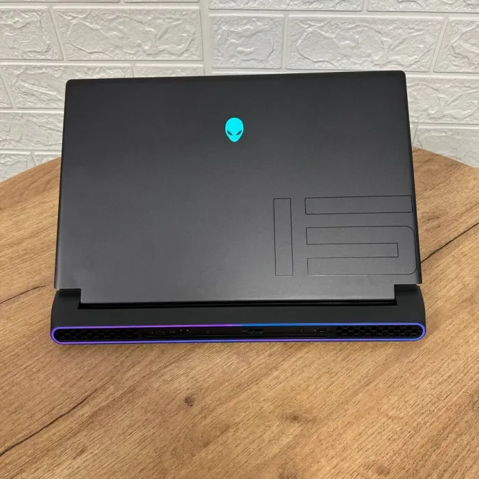 Ігровий ноутбук Dell Alienware m15 R6 / 15.6" (2560x1440) IPS / Intel Core i7-11800H (8 (16) ядер 2.3 - 4.6 GHz) / 16 GB DDR4 / 512 GB SSD / nVidia GeForce RTX 3060, 6 GB GDDR6, 192-bit / WebCam б/в - зображення 3