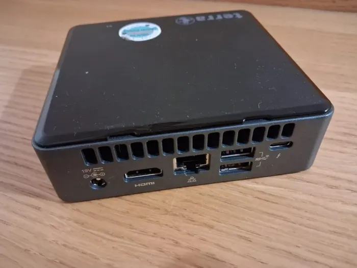 Неттоп Terra PC-Mini 5000 Silent Greenline 1009678 USFF / Intel Core i3-8109U (2 (4) ядра по 3.0 -3.6 GHz) / 16 GB DDR4 / 256 GB SSD / Intel UHD Graphics 630 / HDMI / Блок живлення в комплекті б/в - зображення 3