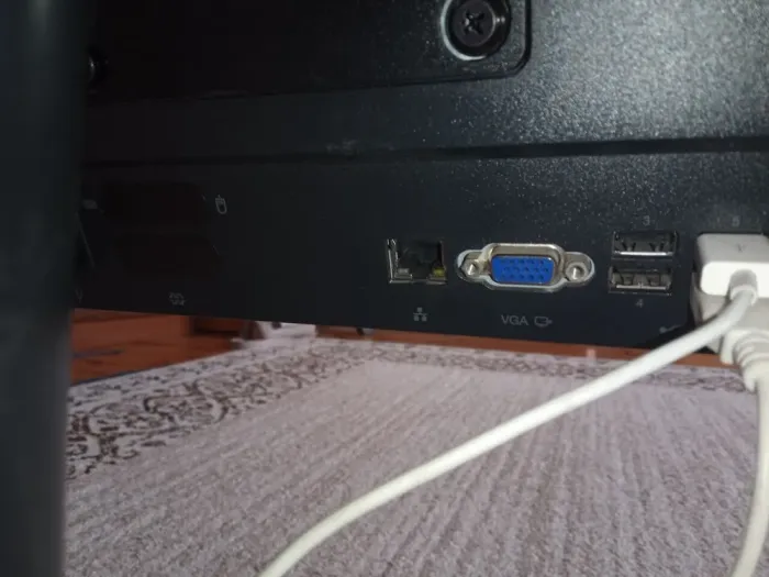 Моноблок Lenovo ThinkCentre M73z All-in-One / 20" (1600x900) TN / Intel Pentium G3220 (2 ядра по 3.0 GHz) / 4 GB DDR3 / 500 GB HDD / Intel HD Graphics / 2x 2W / DVD-ROM б/в - зображення 4