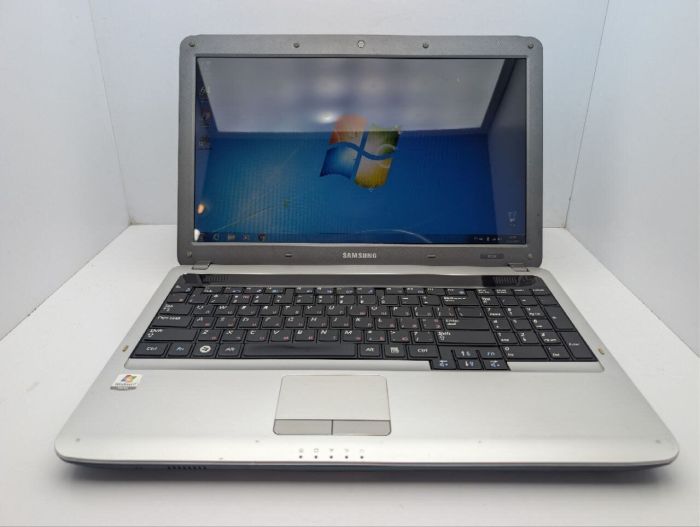Ноутбук Samsung R528 / 15.6" (1366x768) TN / Intel Pentium T4500 (2 ядра по 2.3 GHz) / 6 GB DDR3 / 320 GB HDD / Intel Graphics / WebCam / DVD-ROM б/в - изображение 2