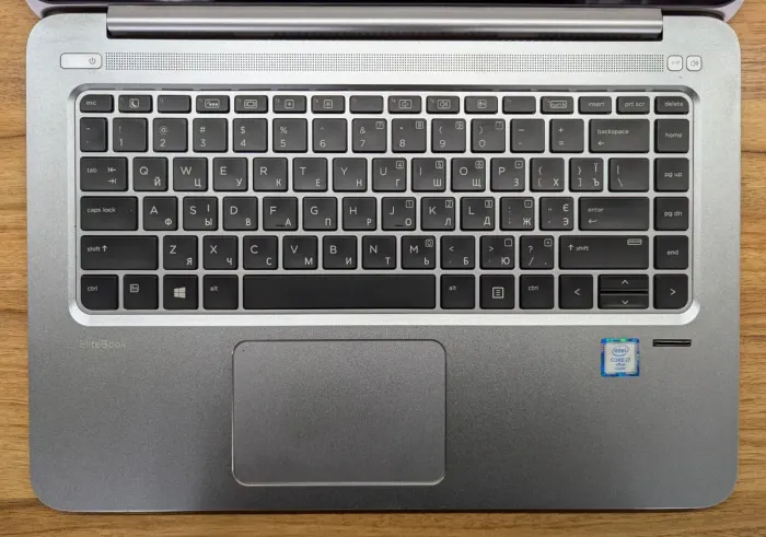 Ультрабук HP EliteBook Folio 1040 G3 / 14" (2560x1440) IPS Touch / Intel Core i7-6600U (2 (4) ядра по 2.6 - 3.4 GHz) / 8 GB DDR4 / 256 GB SSD / Intel HD Graphics 520 / WebCam / Fingerprint / Windows 10 б/в - зображення 3